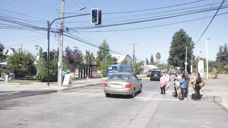 Instalan semáforos en peligrosa intersección de Molina