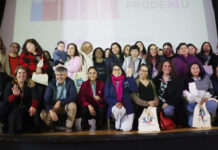 Mujeres cuidadoras de Molina reciben celulares y credenciales de manos de autoridades nacionales